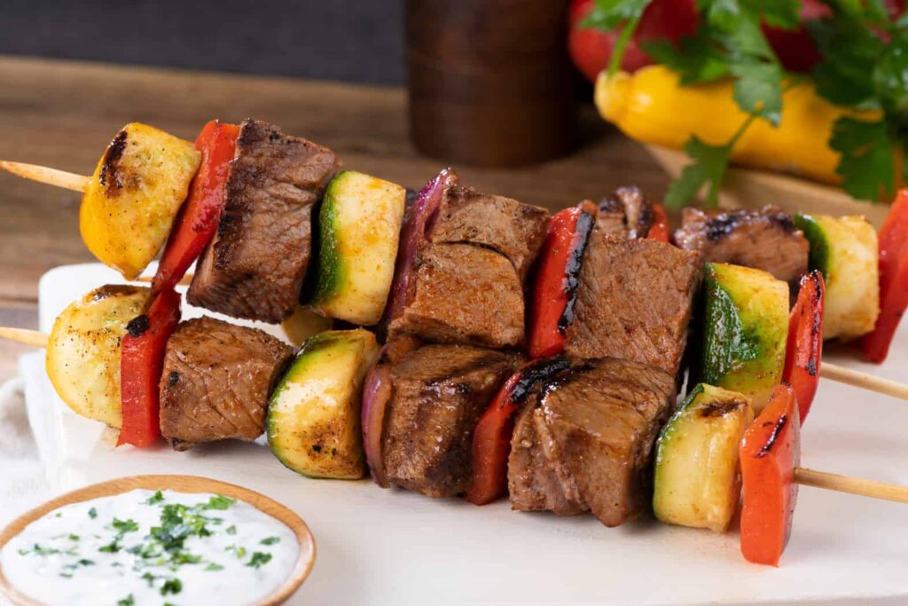 Brocheta de bondiola con salsa de menta