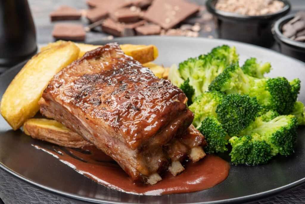 Plato de Costilla de cordero en salsa BBQ
