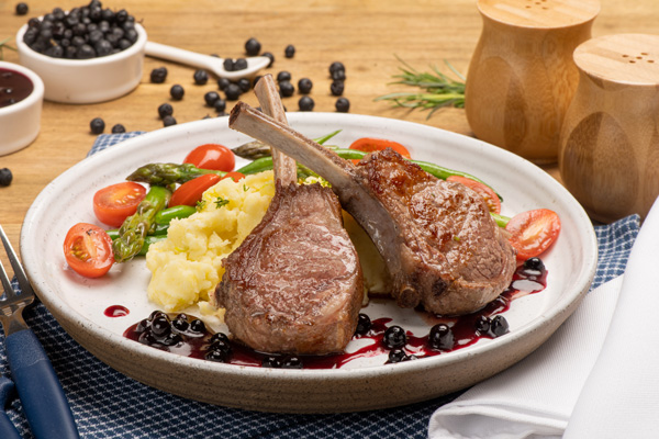 plato de rack de cordero al vino tinto y mortiño
