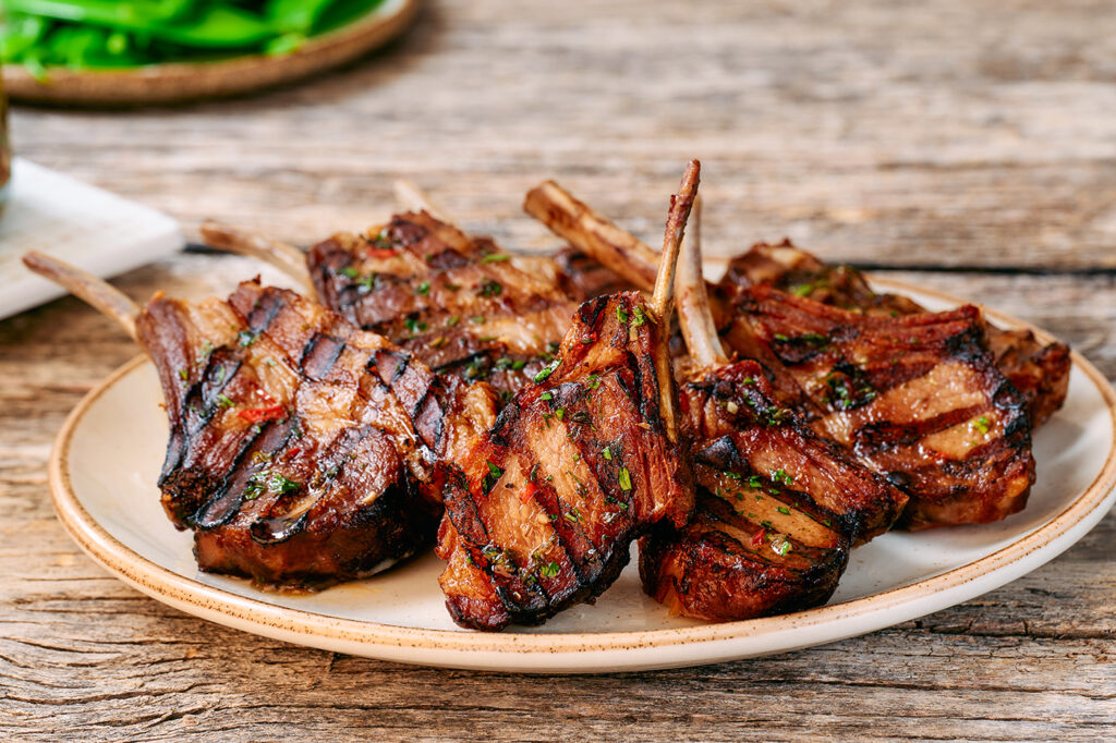 Rack de cordero a la parrilla con chimichurri