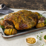 Pierna de cordero asado con papas hasselback