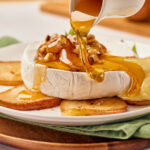 Brie Asaso con nueces peras y miel