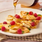 Crepes con frambuesa y miel