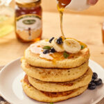 Pancake de banano arándanos y miel