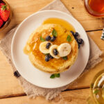 Pancake de banano arándanos y miel