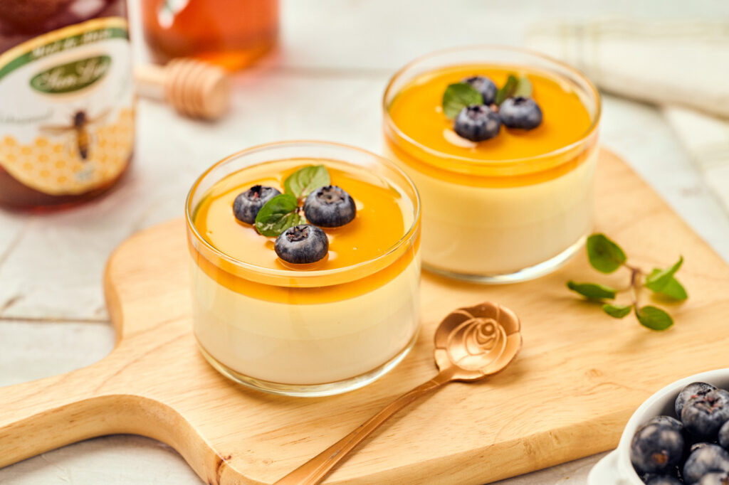 Panna Cotta con miel y arándanos