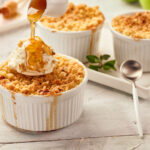 Crumble de manzana con helado nueces y miel
