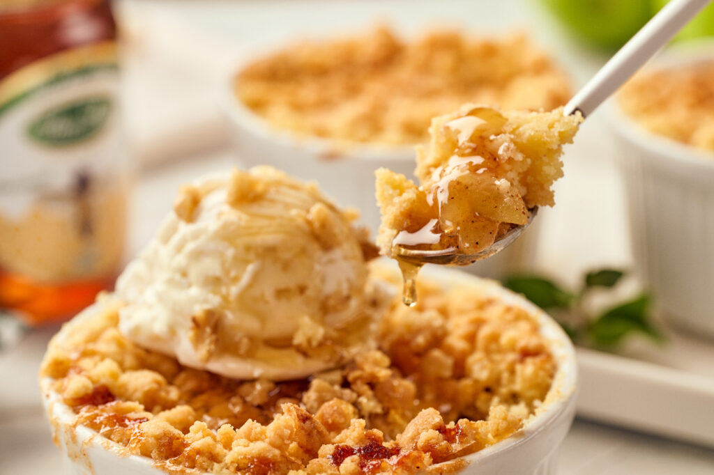 Crumble de manzana con helado nueces y miel