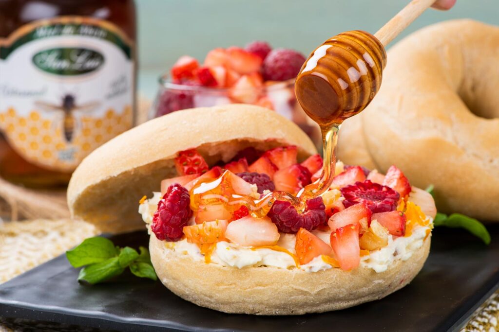 bagel de frutos rojos y miel