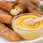 Bastones de mozzarella con salsa de miel y mostaza