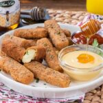 Bastones de mozzarella con salsa de miel y mostaza