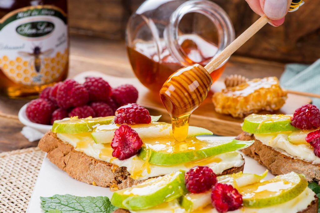 Tostadas con peras y miel