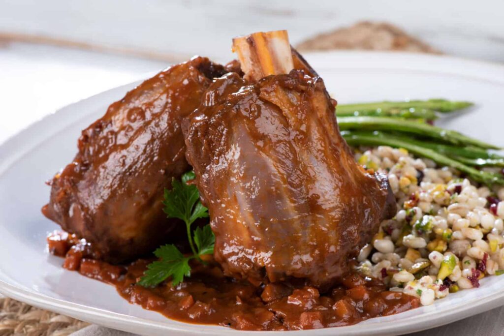 plato de osubuco en salsa de tomate y vino