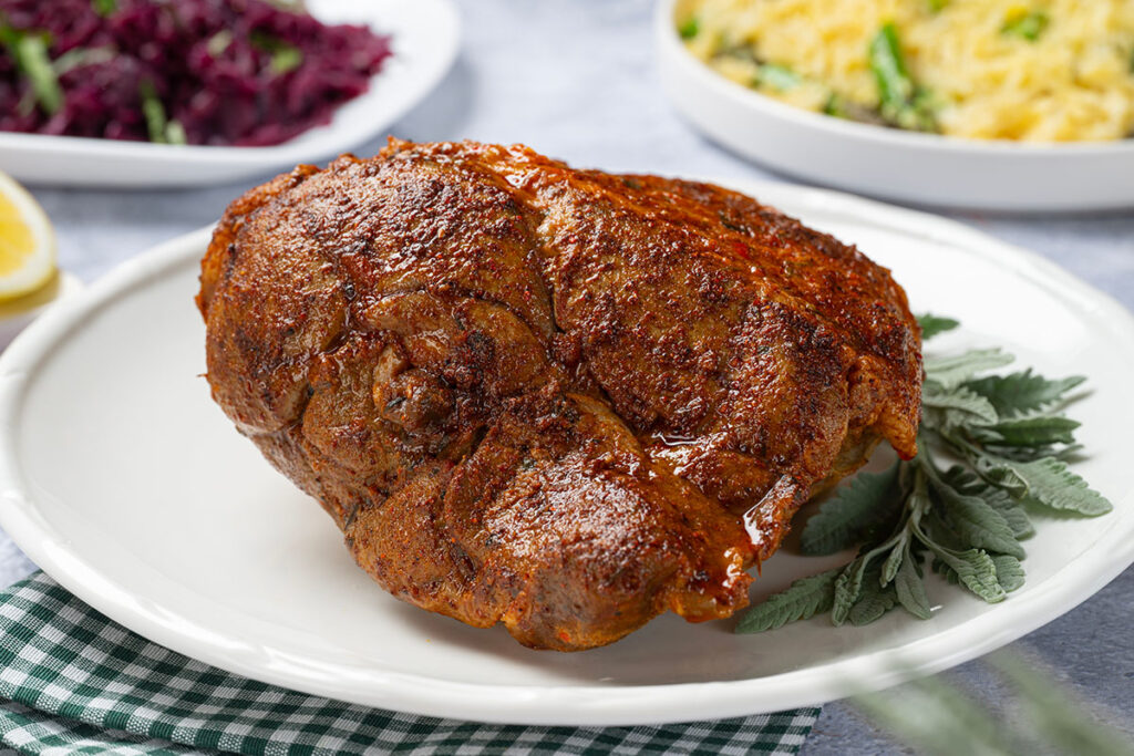 media pierna de cordero con repollo morado agridulce y risoni con esparragos y parmesano