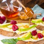Tostadas con peras y miel